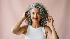 Perché i capelli diventano secchi e fragili con l'età — 3 semplici soluzioni quotidiane